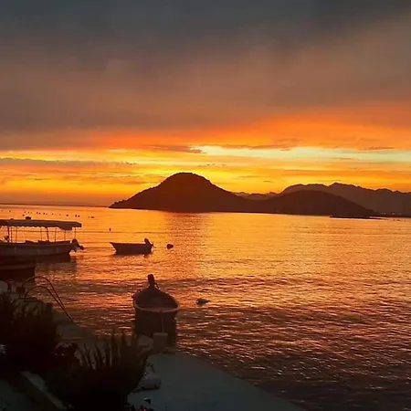 Tiho & Jelena- One Bedroom With Balcony And Sea View Maestral